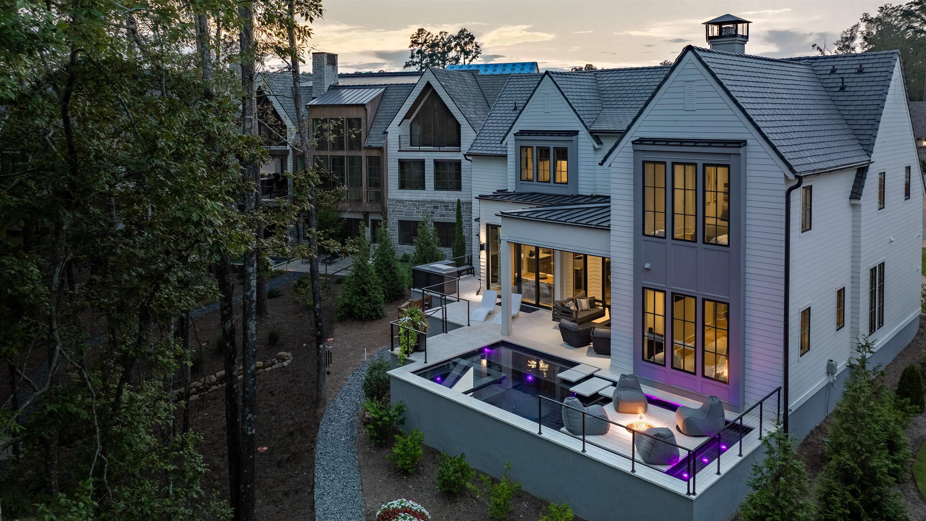 1121 LONGVIEW COMMONS