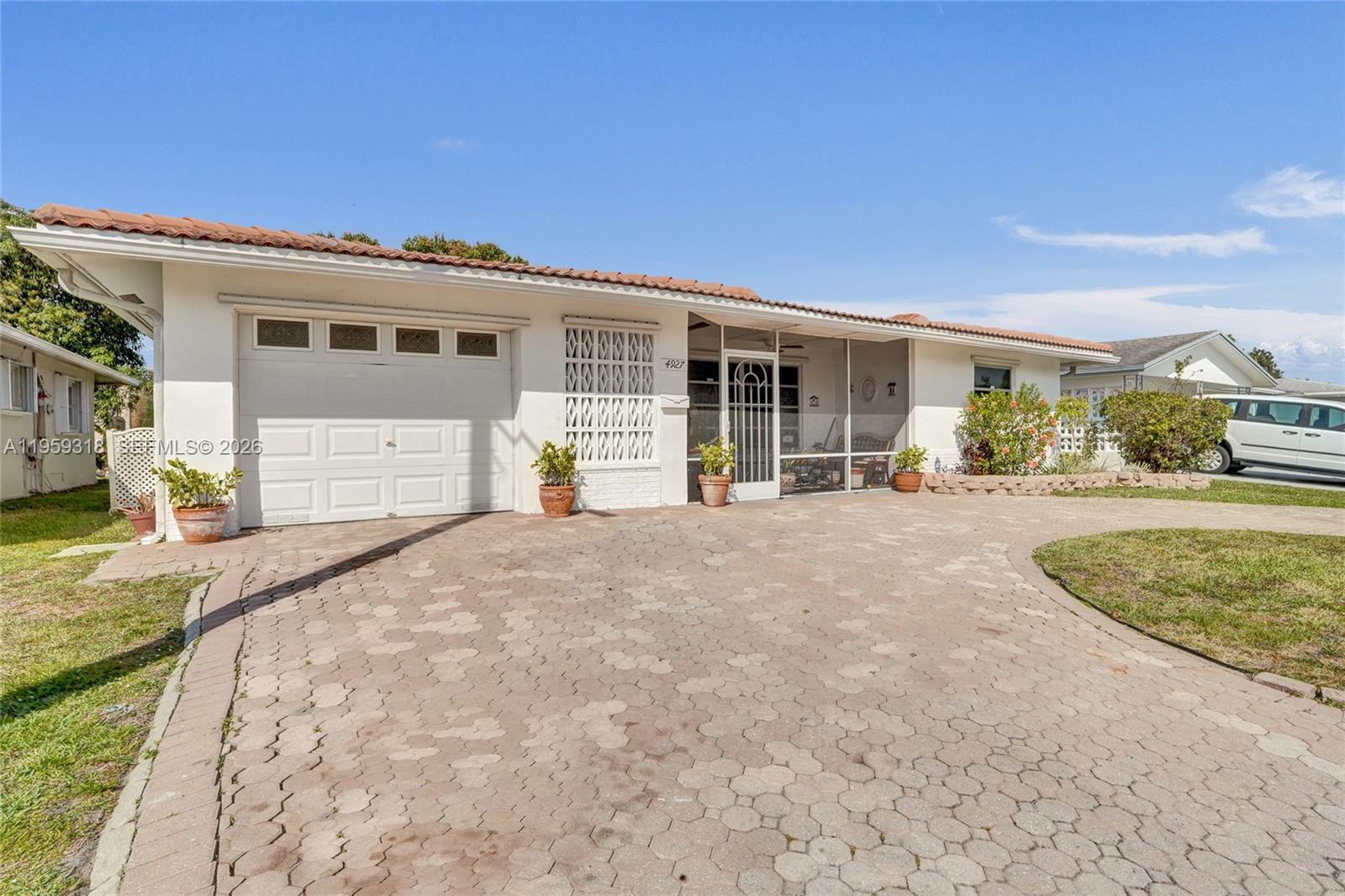 4927 NW 55th Ct