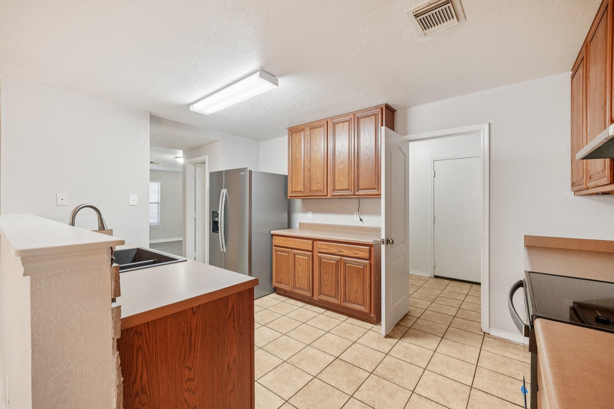 7734 Barhill Post