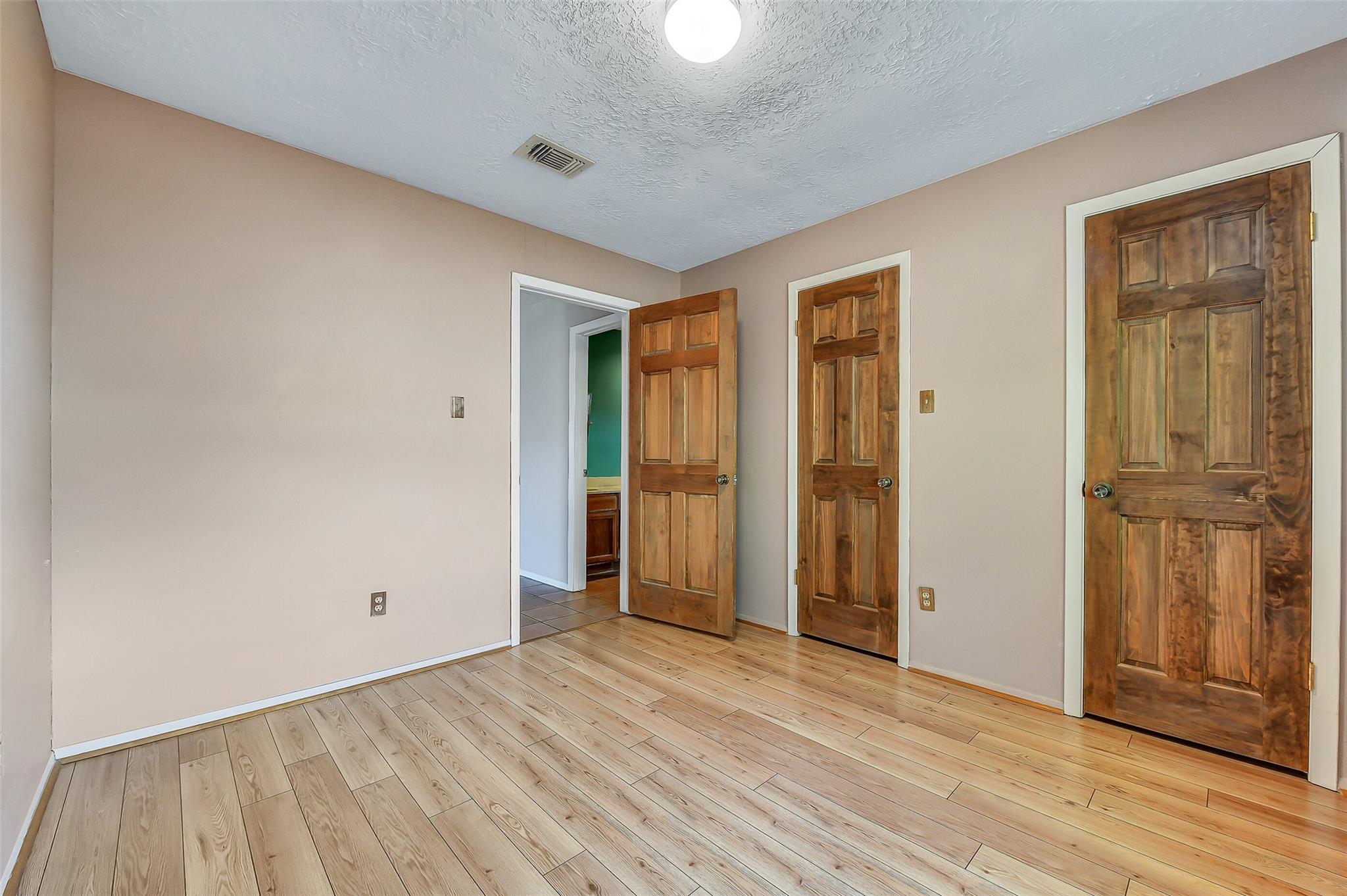 1116 W Castlewood Avenue