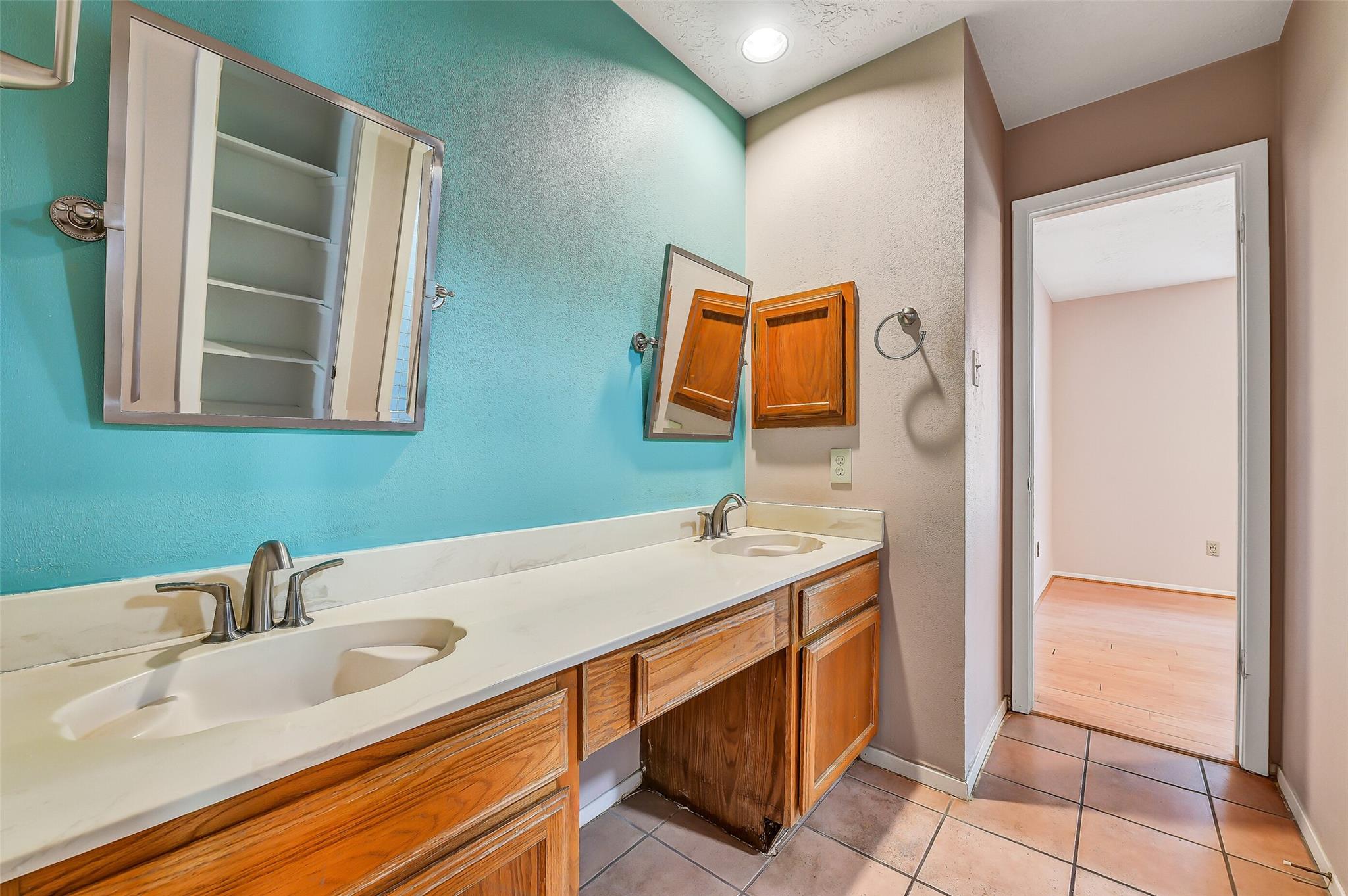 1116 W Castlewood Avenue