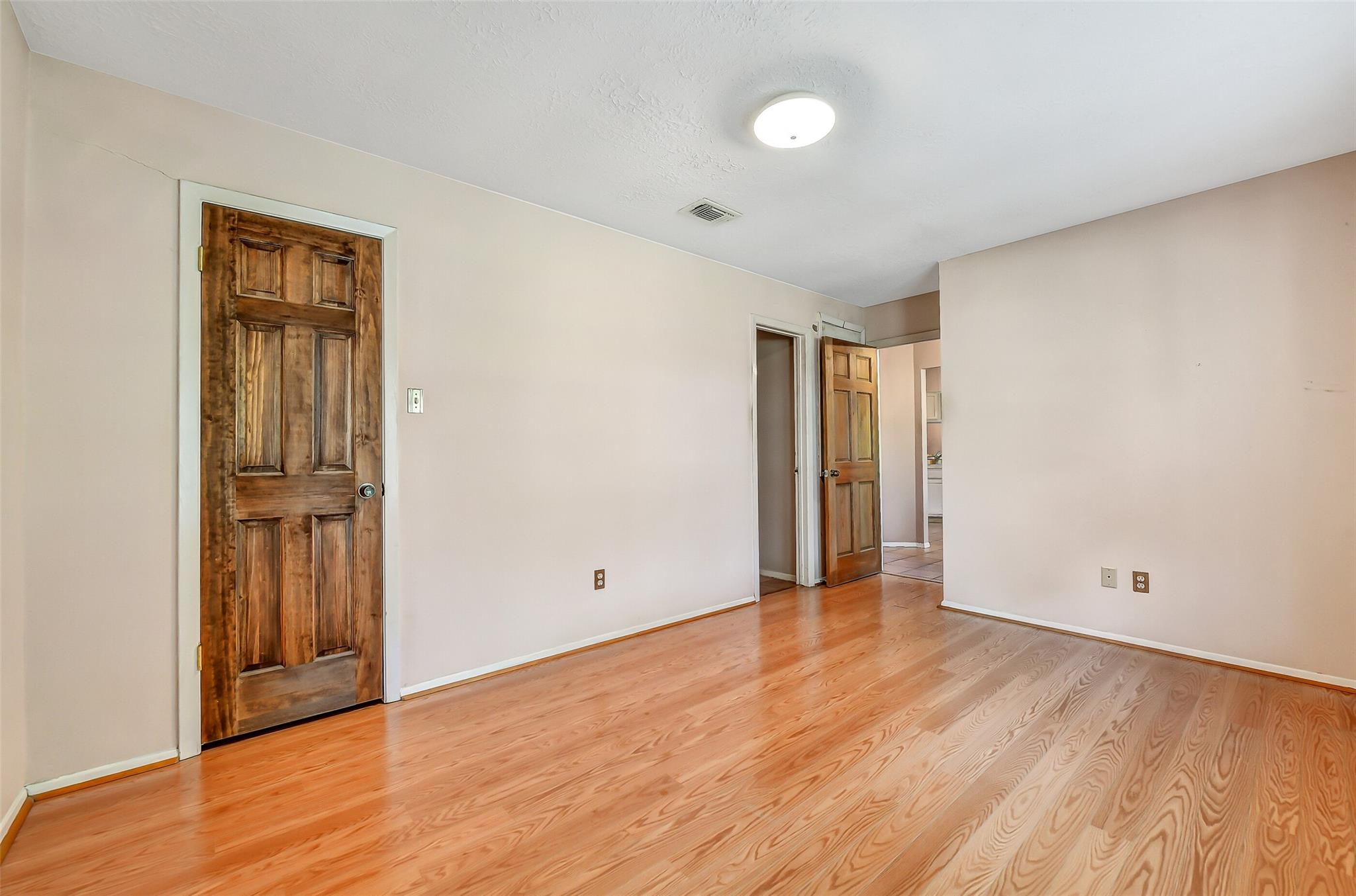 1116 W Castlewood Avenue