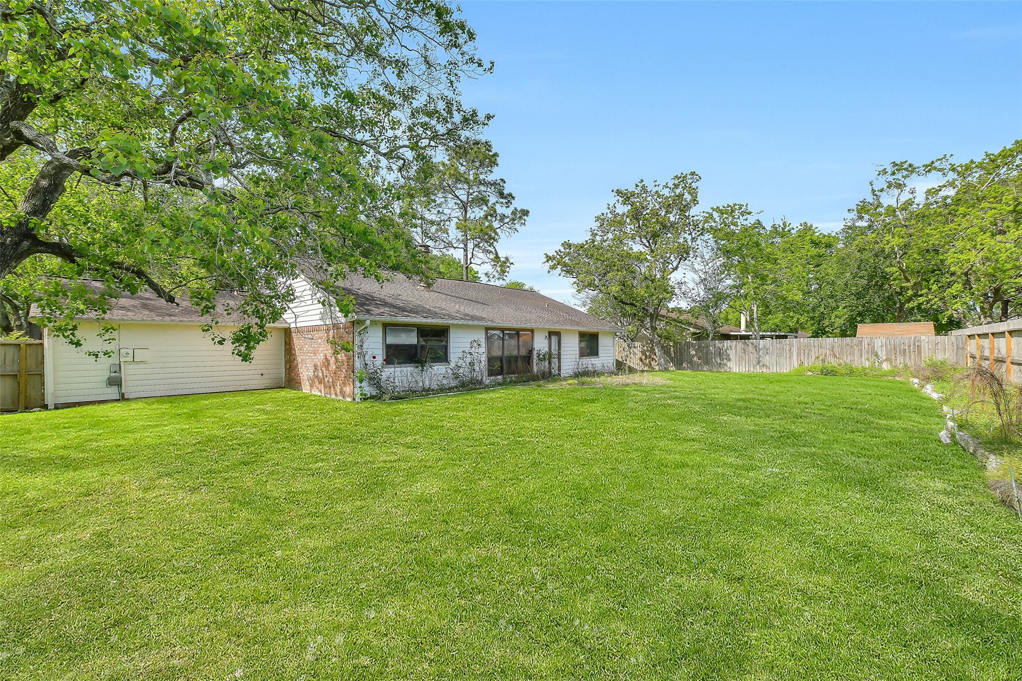 1116 W Castlewood Avenue