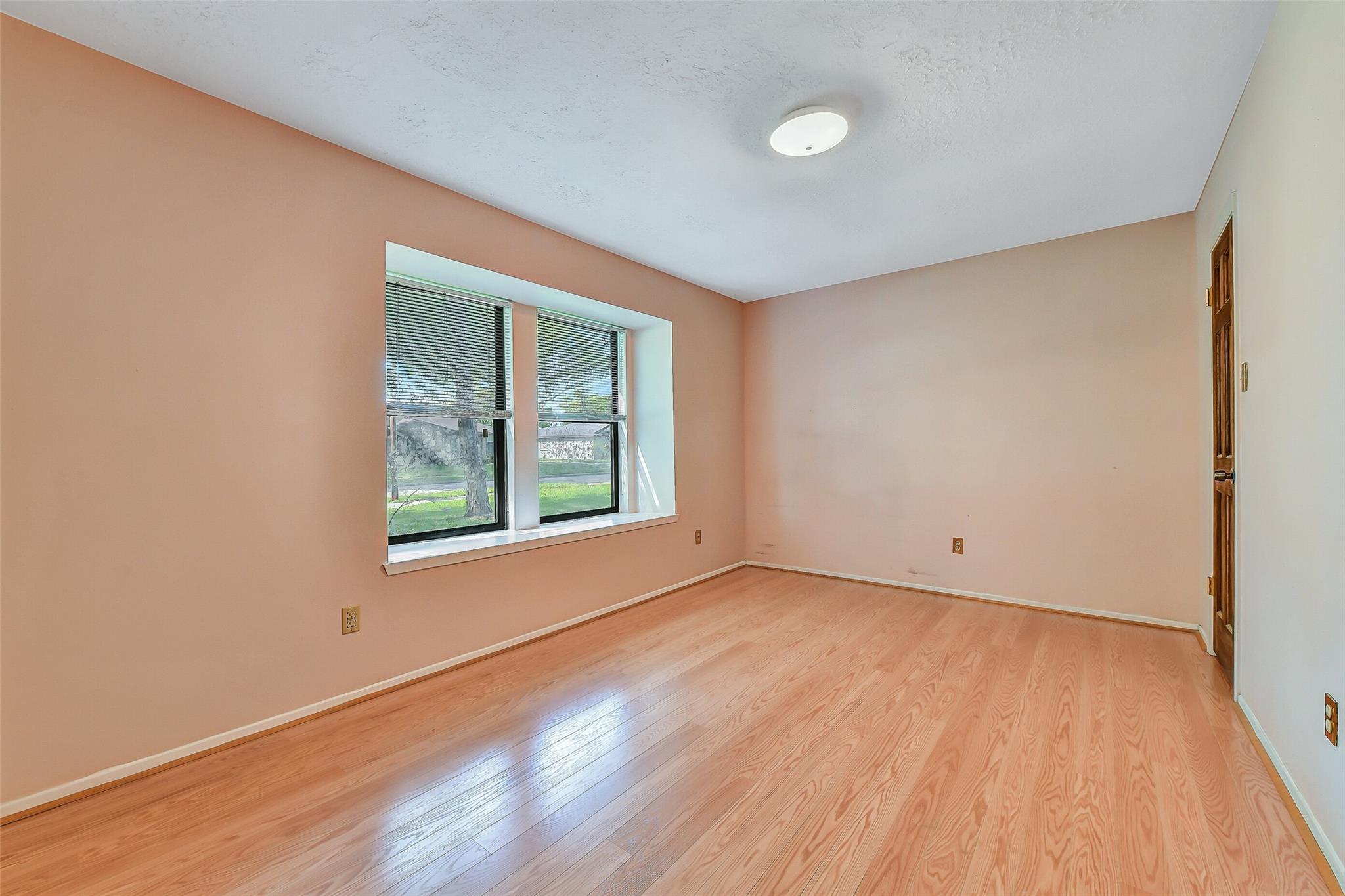 1116 W Castlewood Avenue