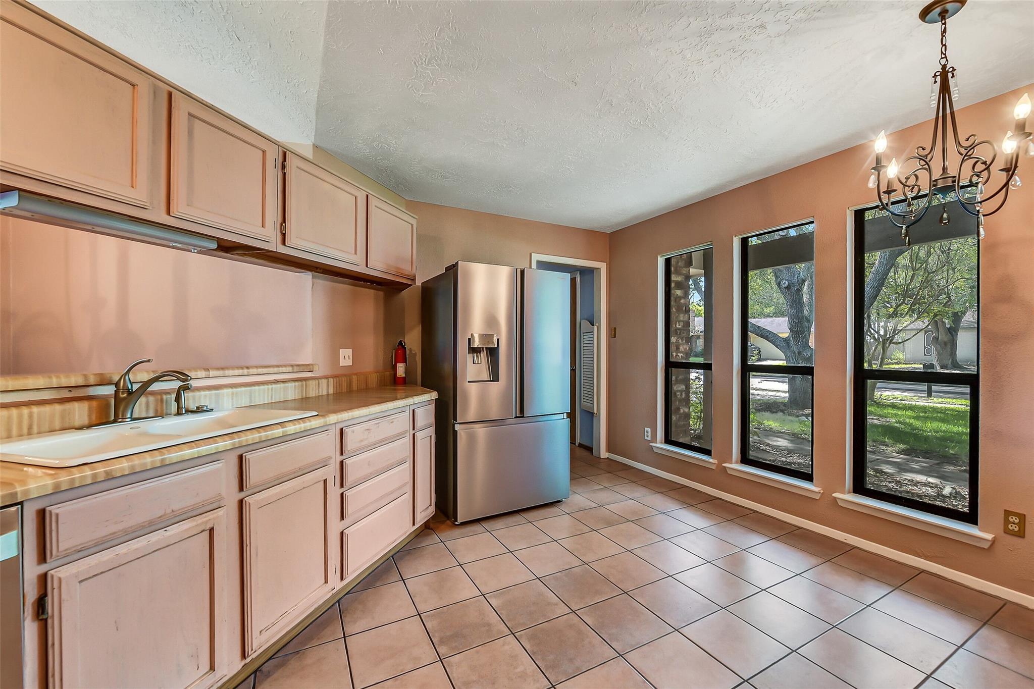 1116 W Castlewood Avenue