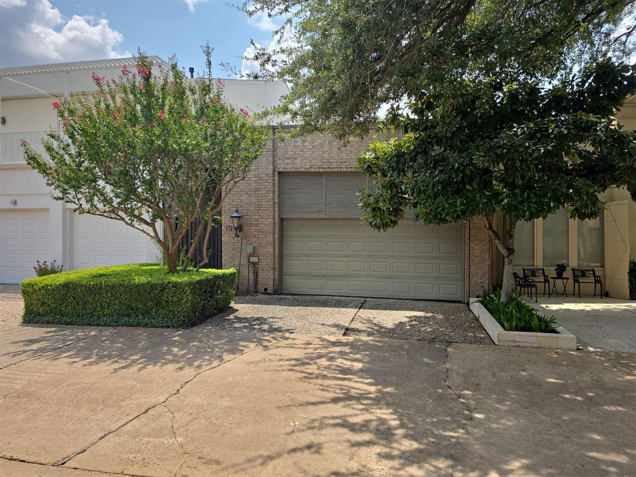 10 S Briar Hollow Lane # 15