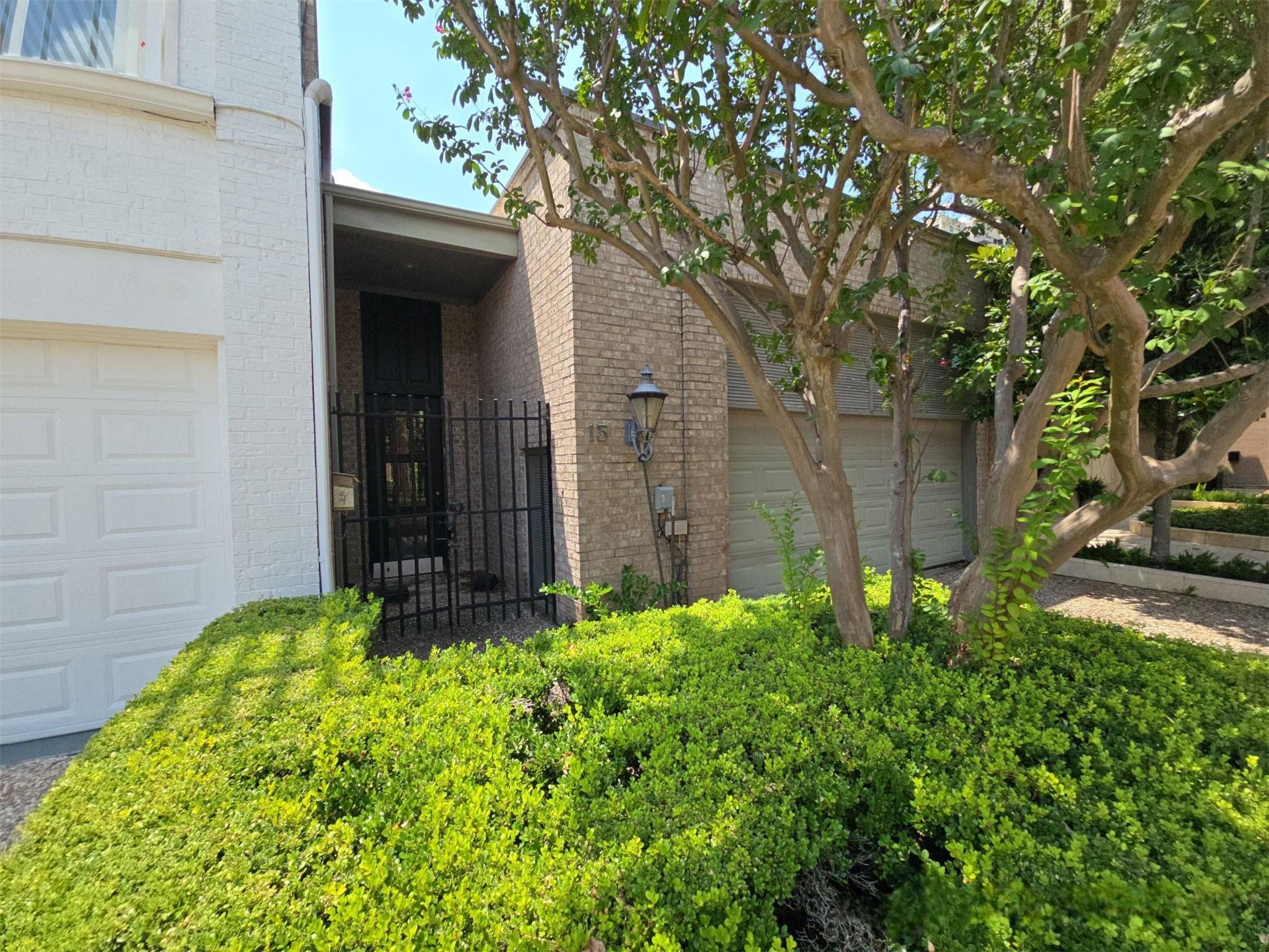 10 S Briar Hollow Lane # 15