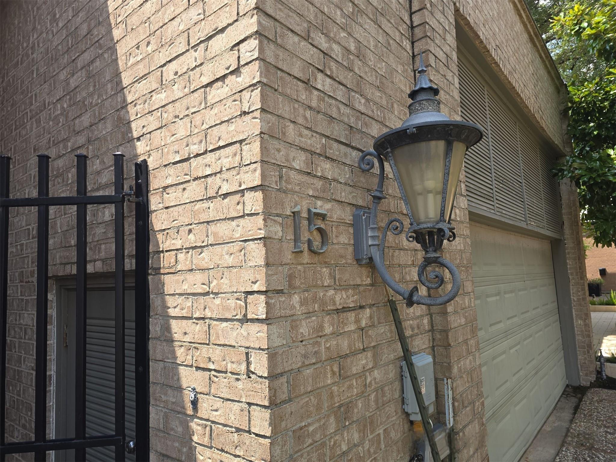 10 S Briar Hollow Lane # 15