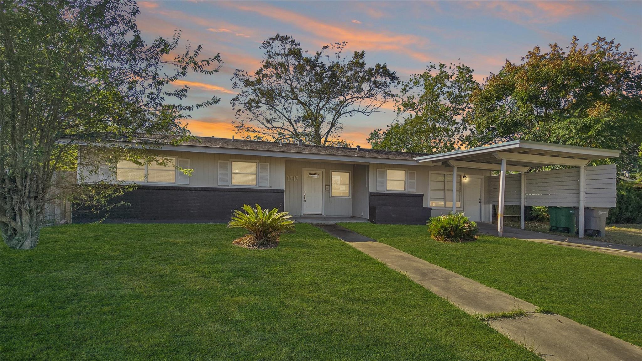 1717 E Mesquite Lane