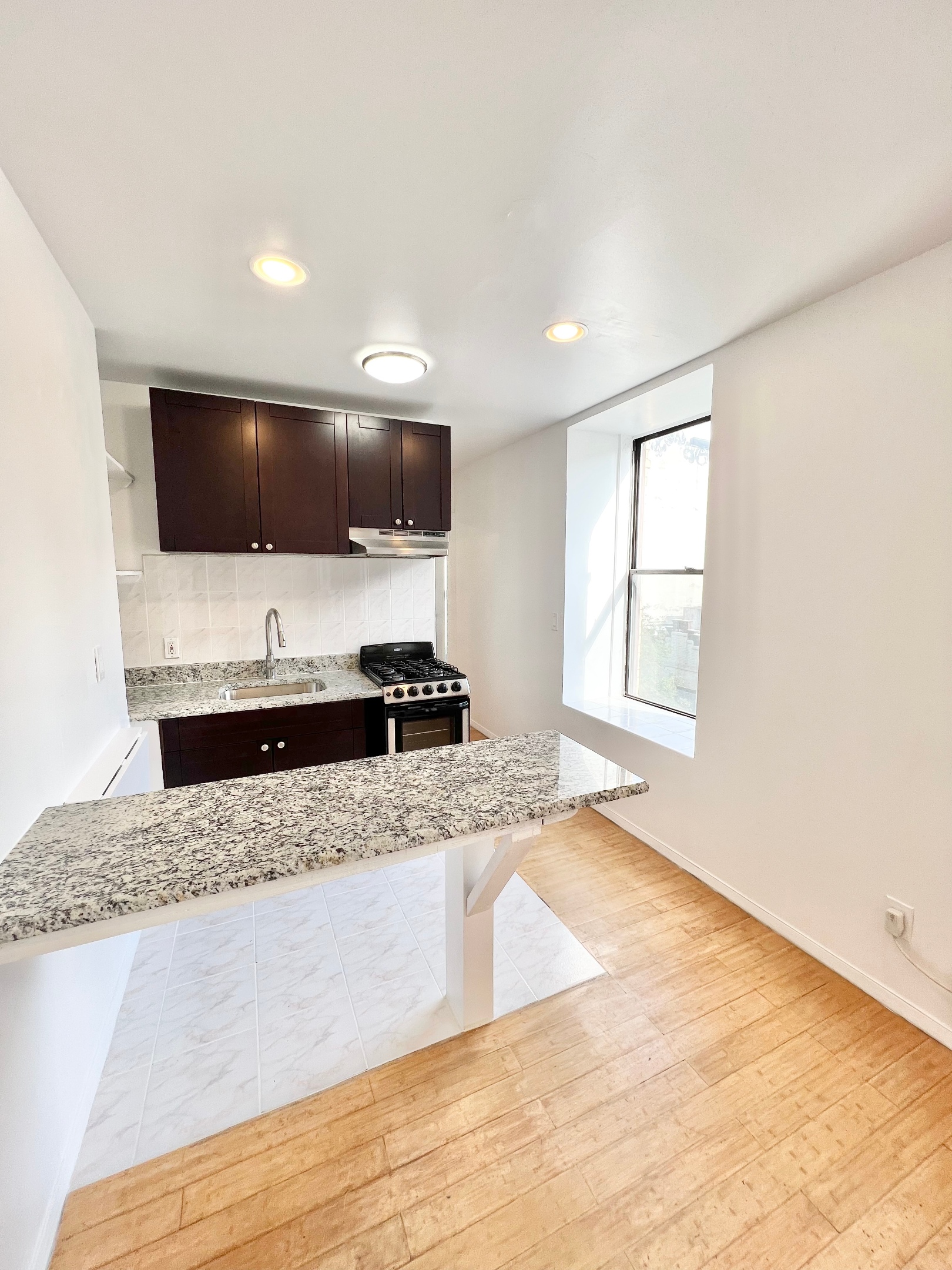 172 ORCHARD Street 3B