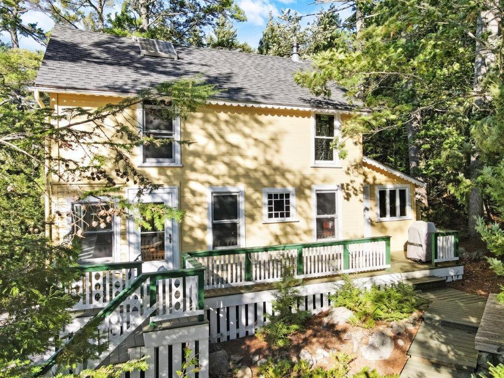 12 Horseshoe Island