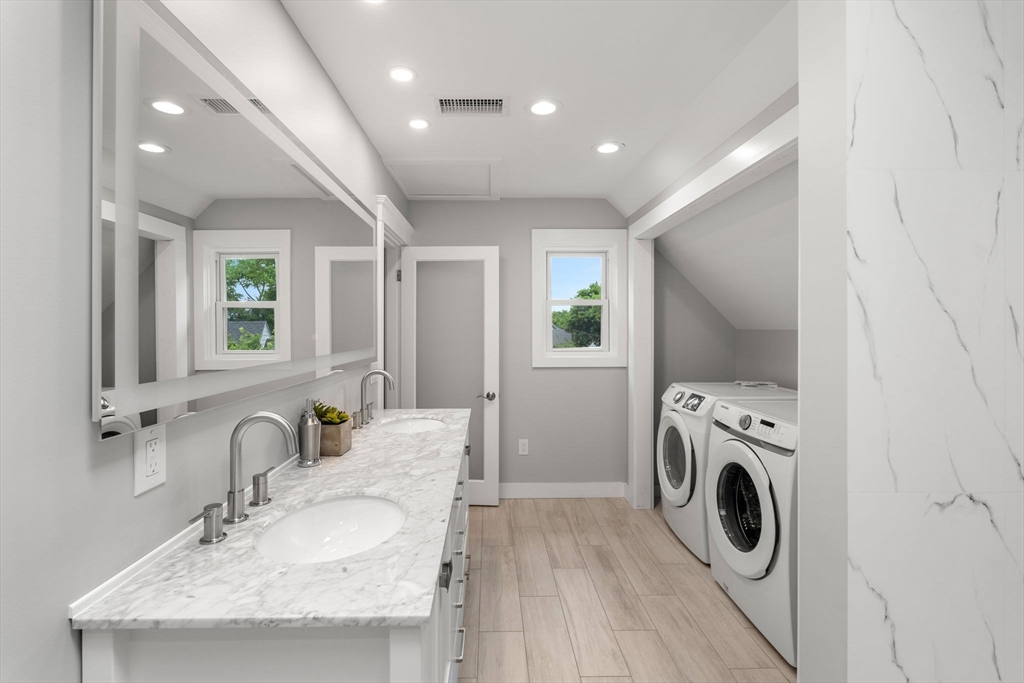 56 Greenwood Ave # 2