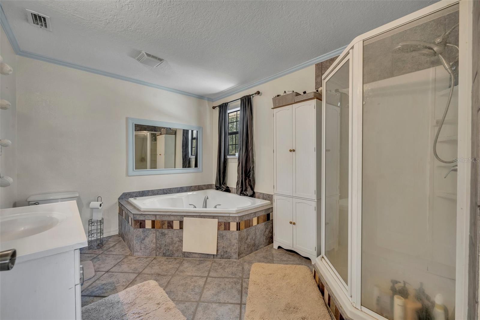 1605 GUAVA LN