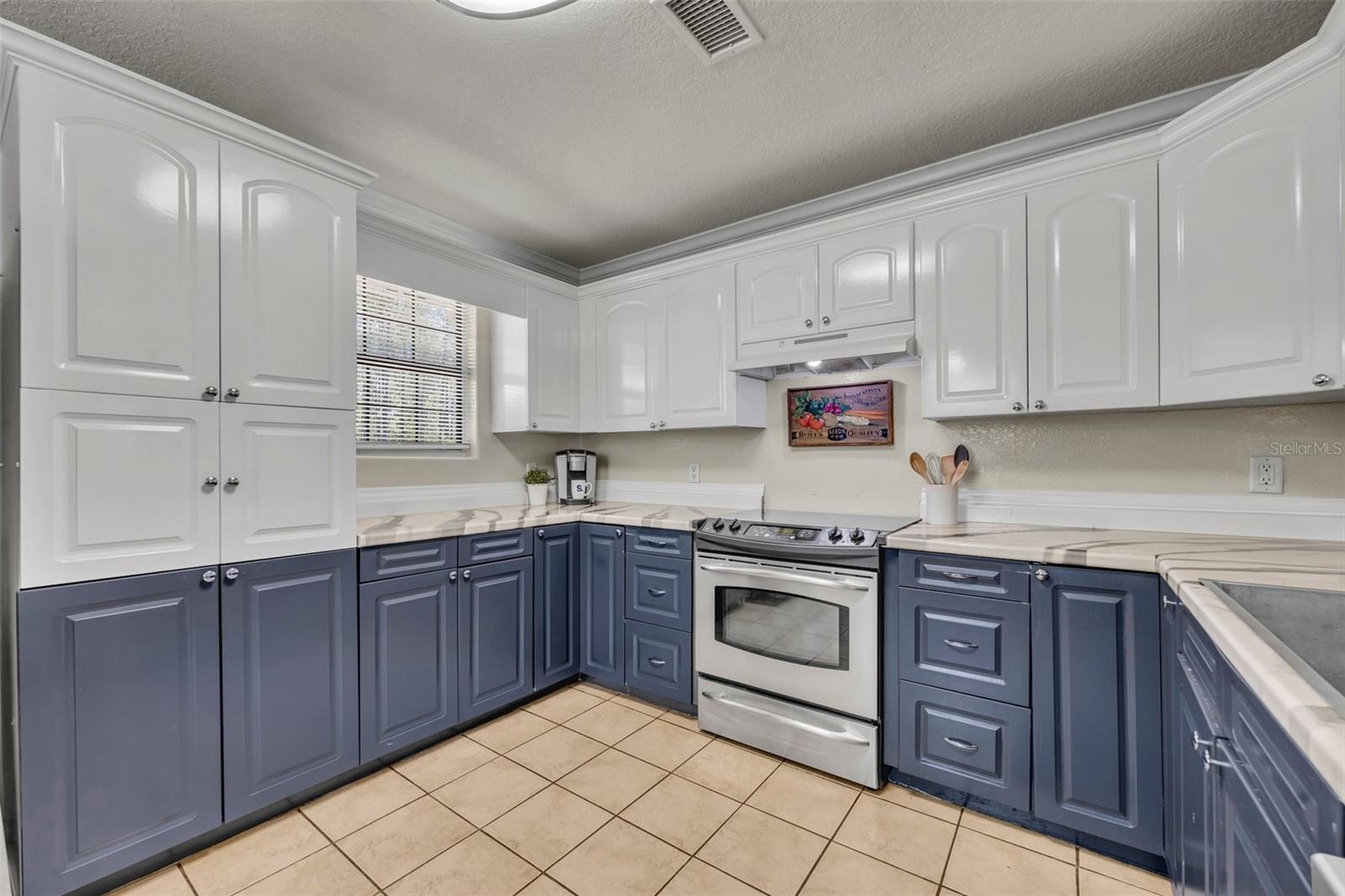 1605 GUAVA LN