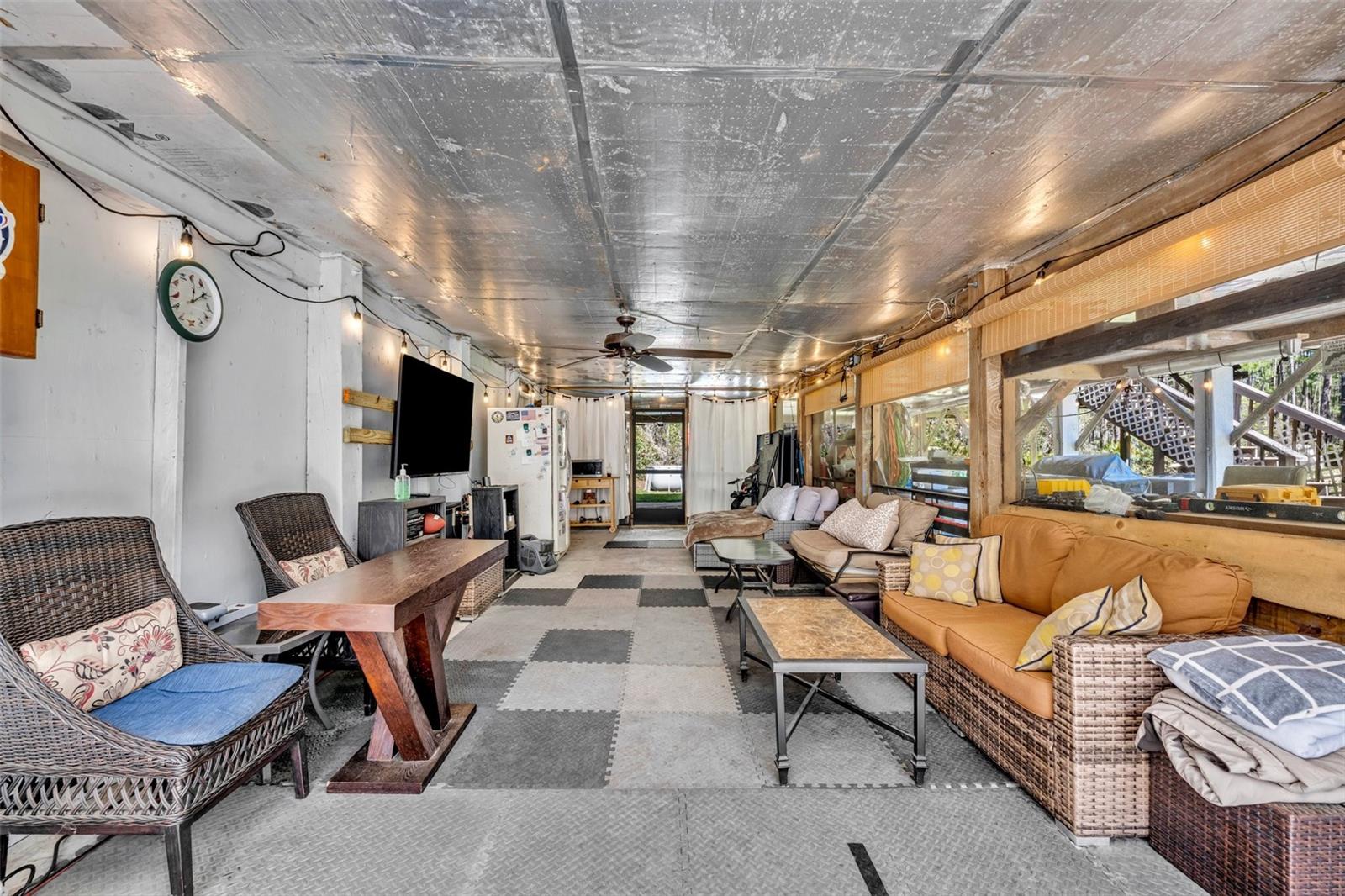 1605 GUAVA LN