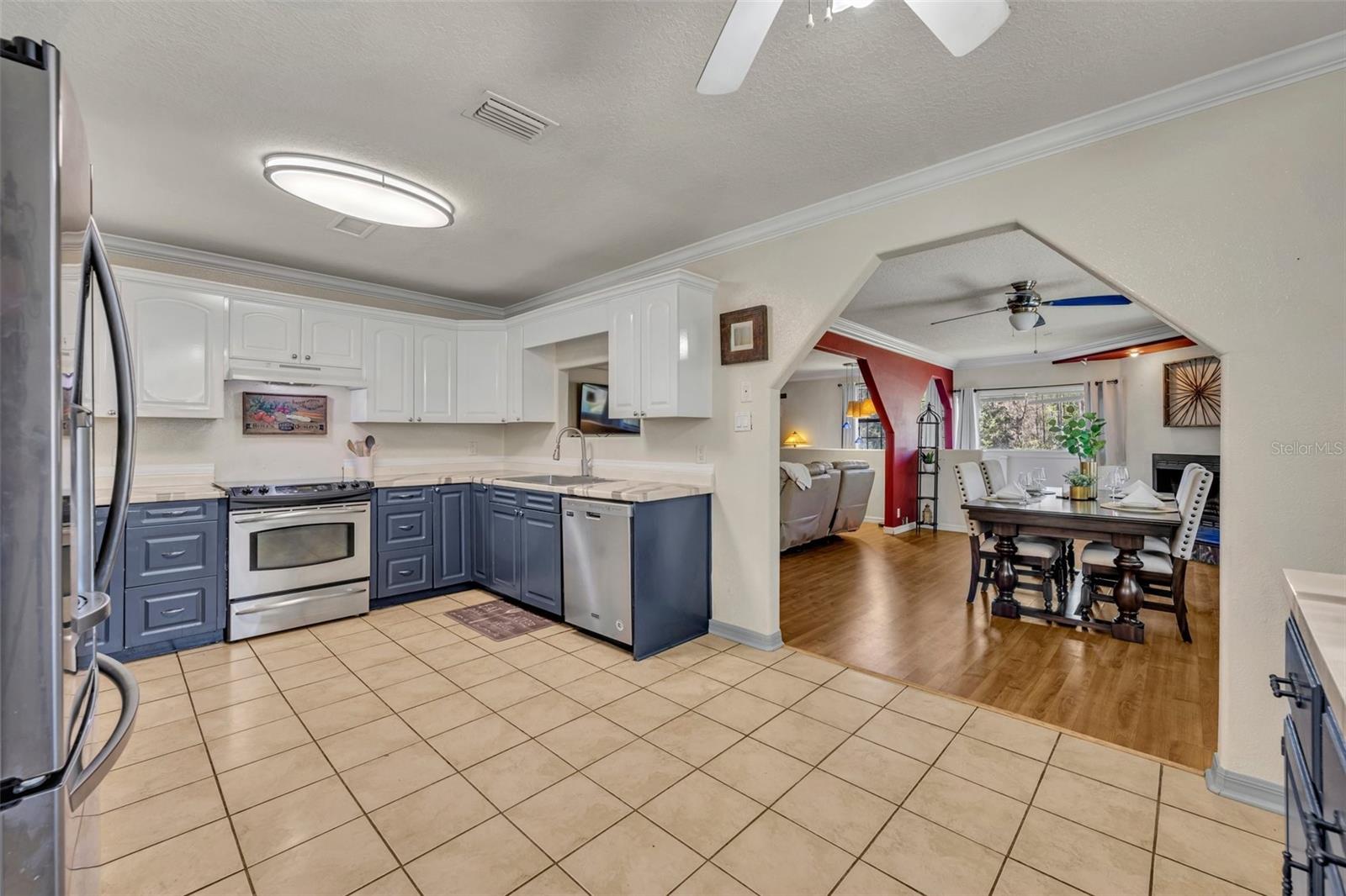 1605 GUAVA LN