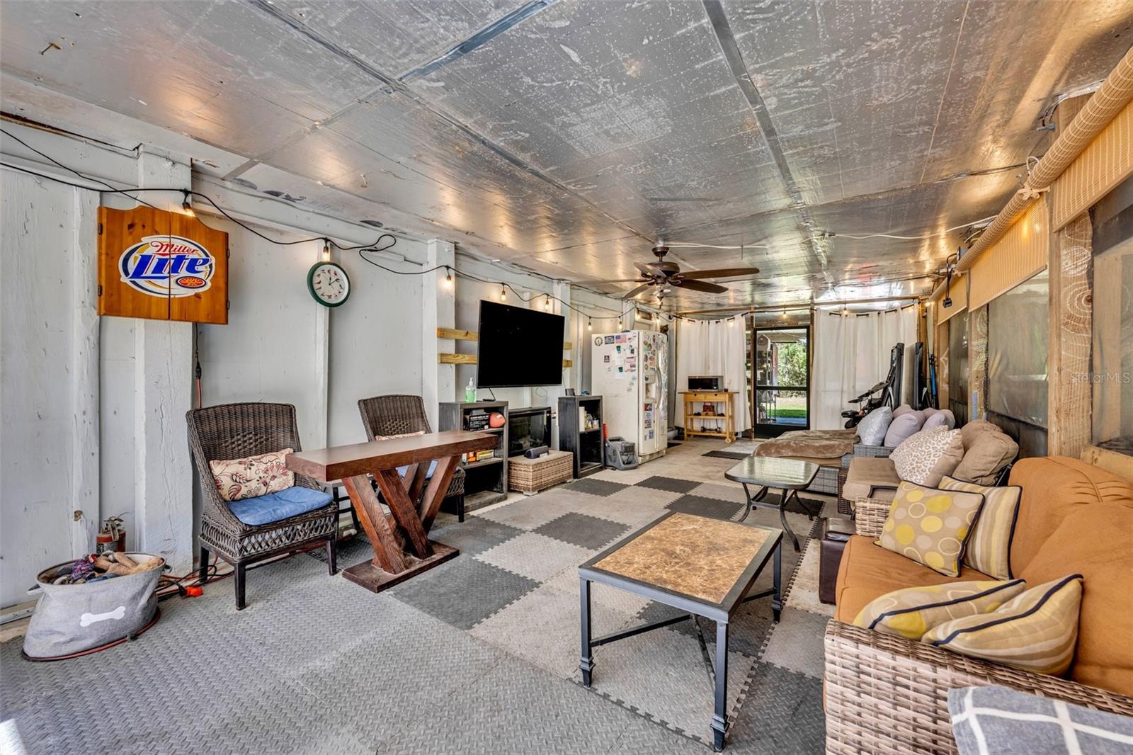 1605 GUAVA LN