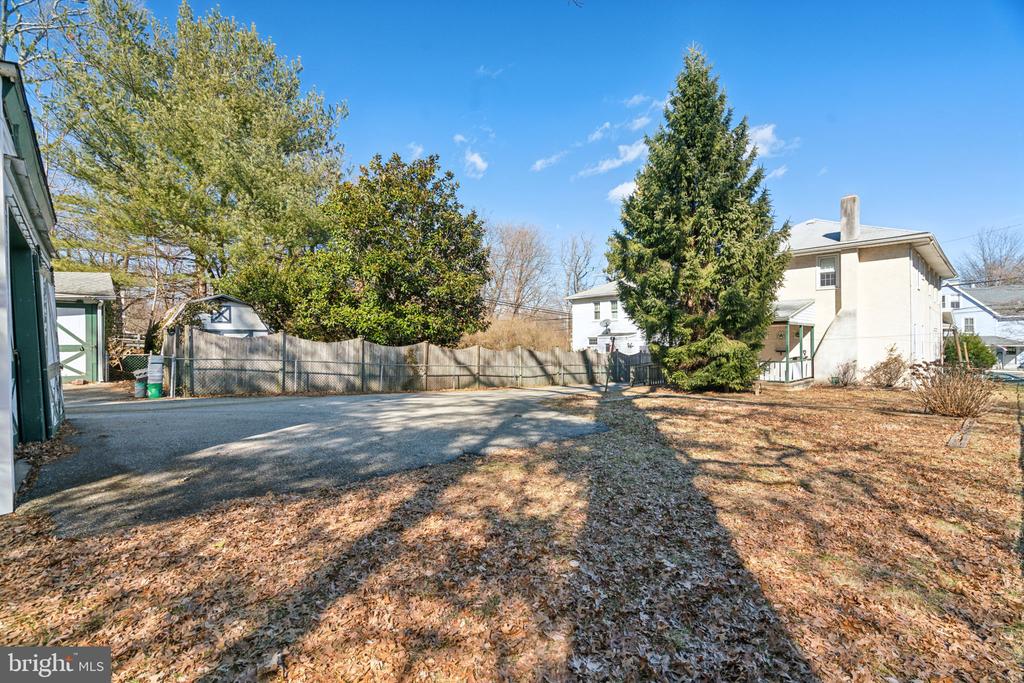 426 W BEECHTREE LANE