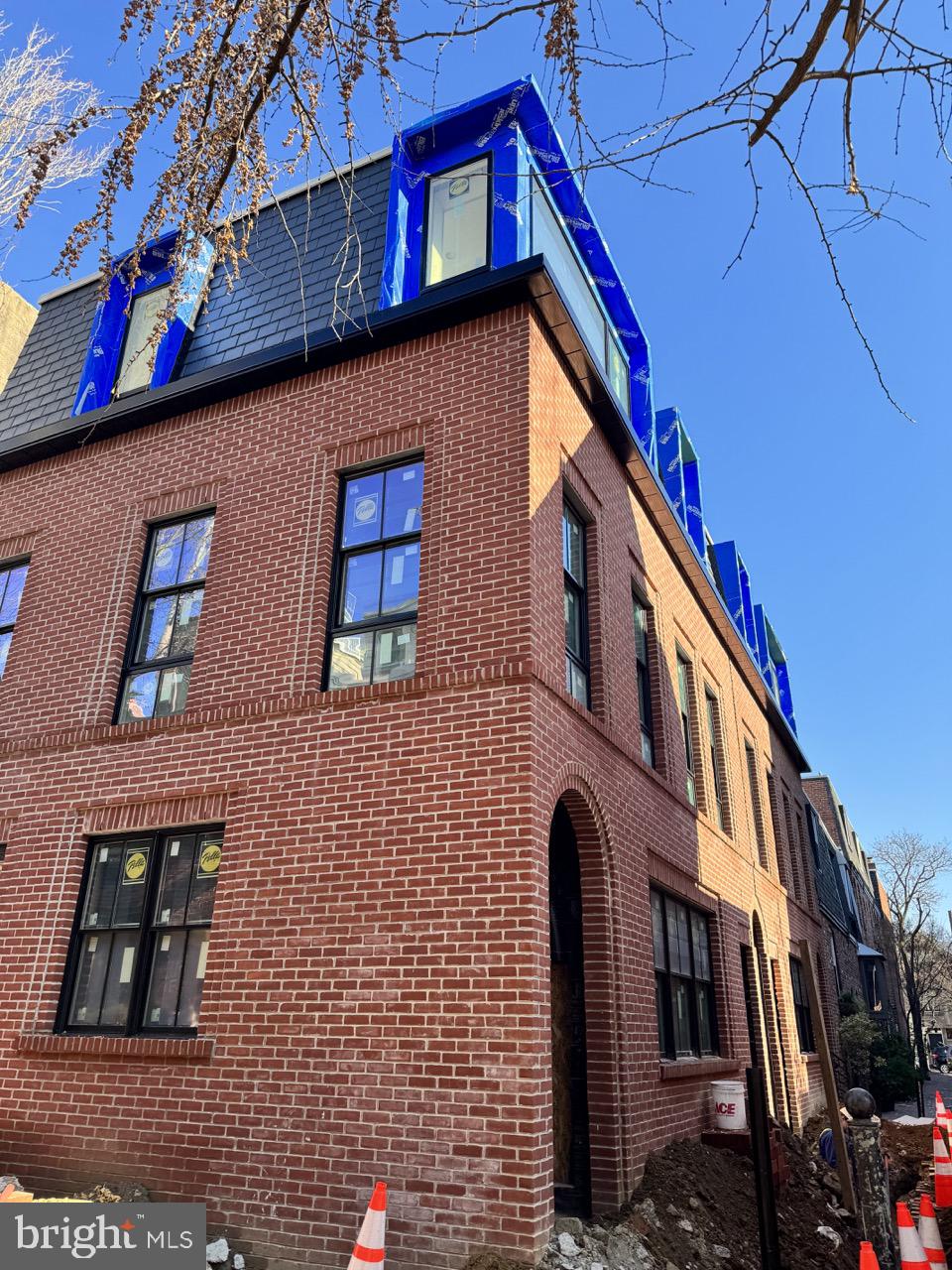 1215 ADDISON WALK