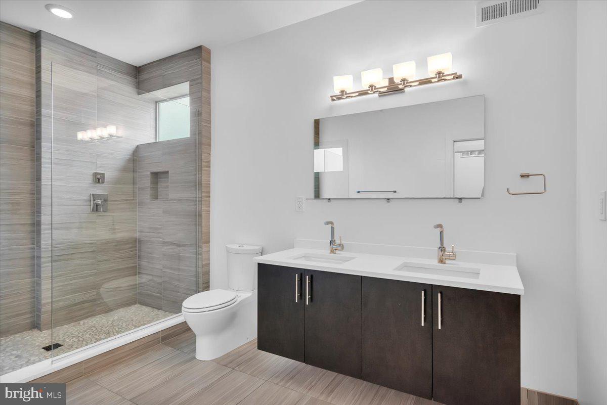 740 S COLUMBUS BOULEVARD 15