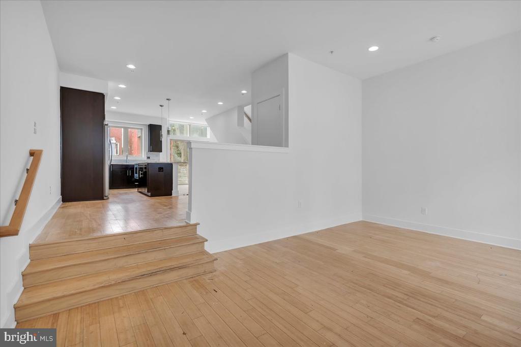 1138 E OXFORD STREET