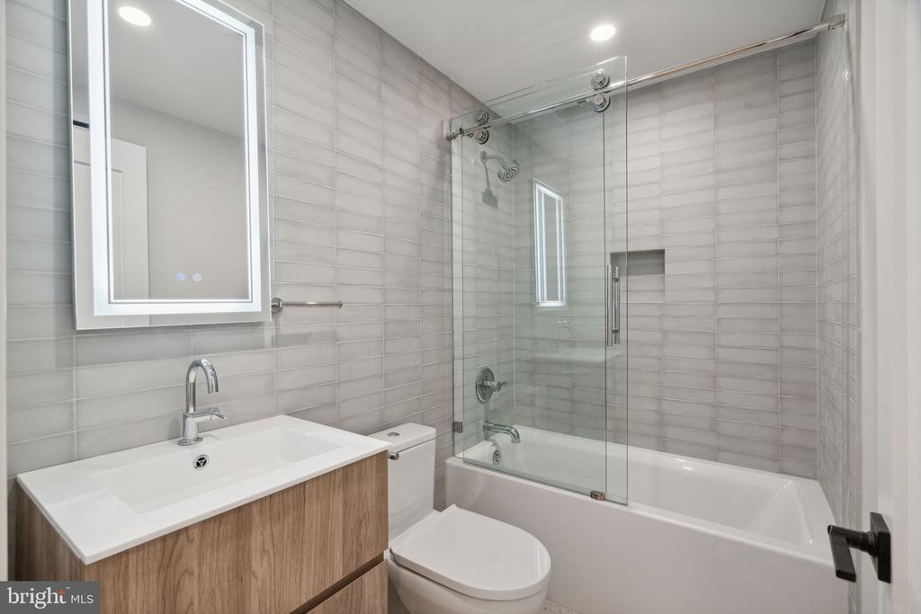 160 N 2ND STREET 64 202
