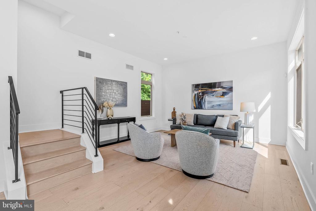 740 S COLUMBUS BOULEVARD 16