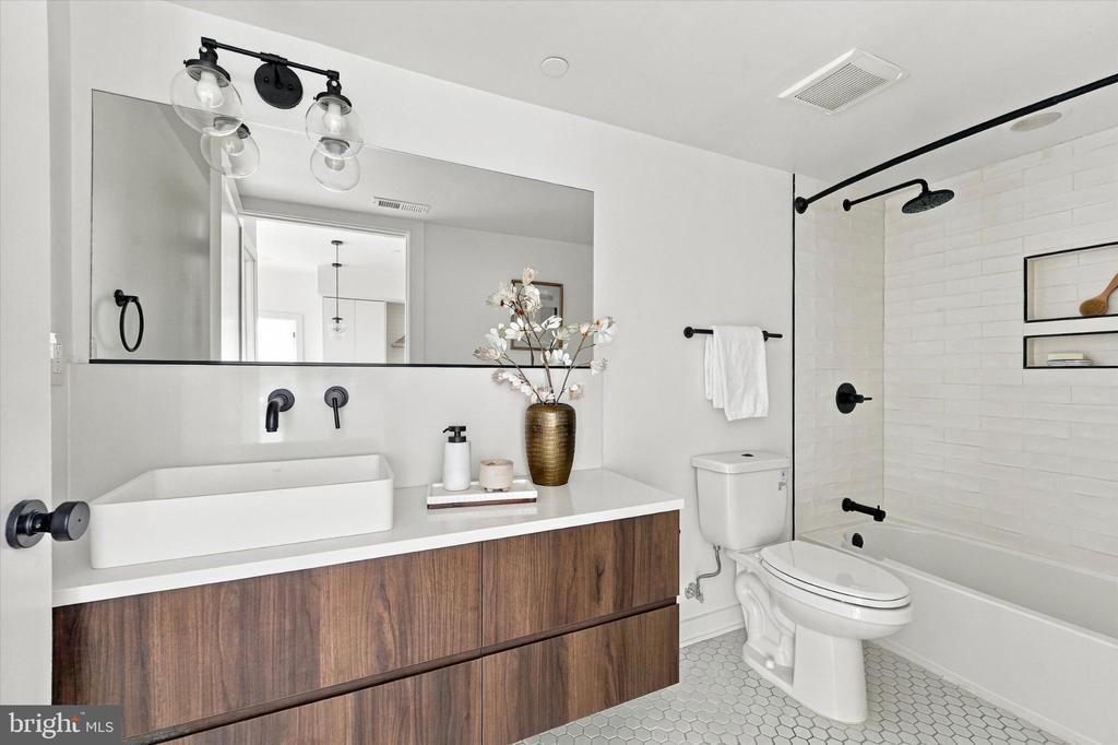 1723 FRANCIS STREET Unit: 2C