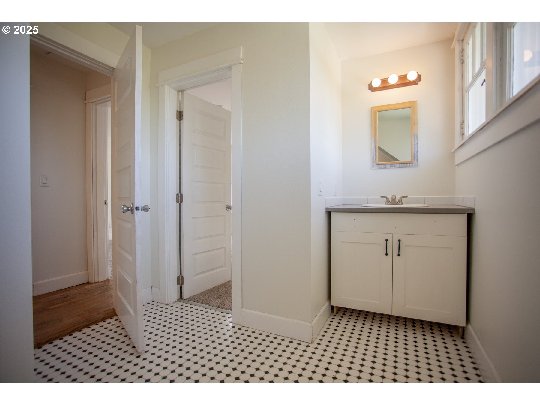 122 CENTER ST