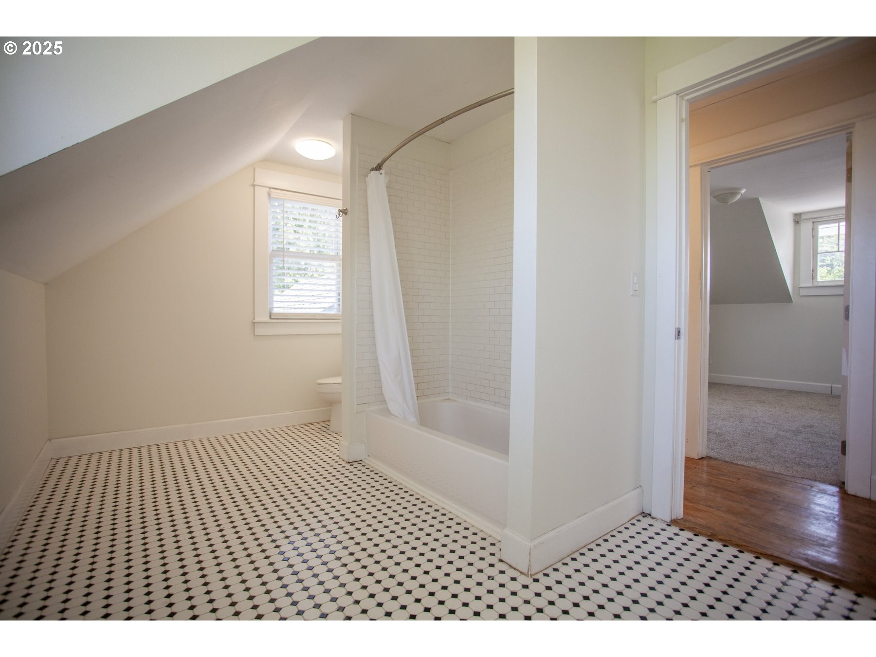 122 CENTER ST