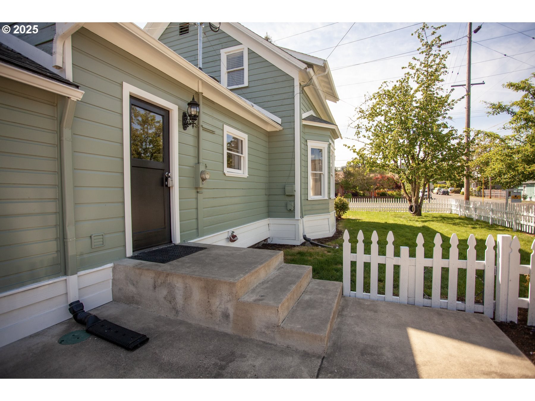122 CENTER ST