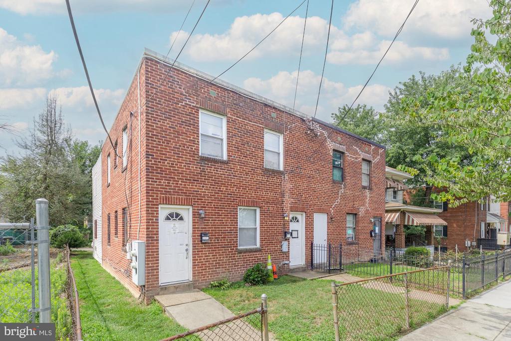 4229 DIX STREET NE