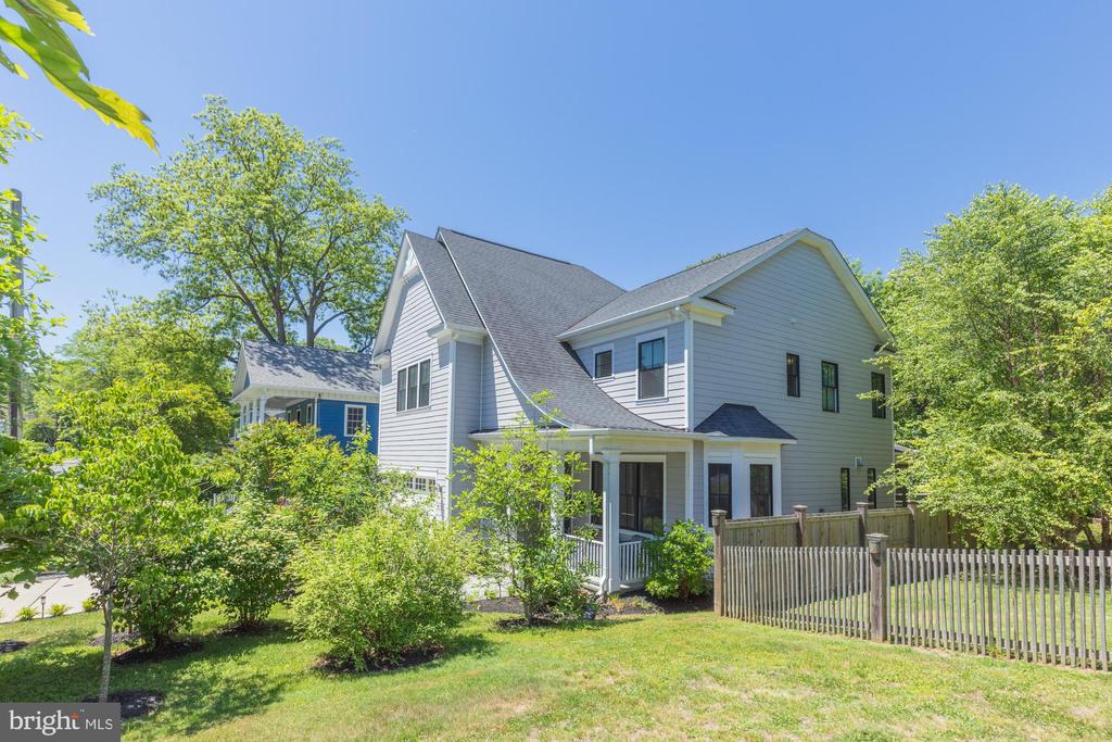 8018 TAKOMA AVENUE