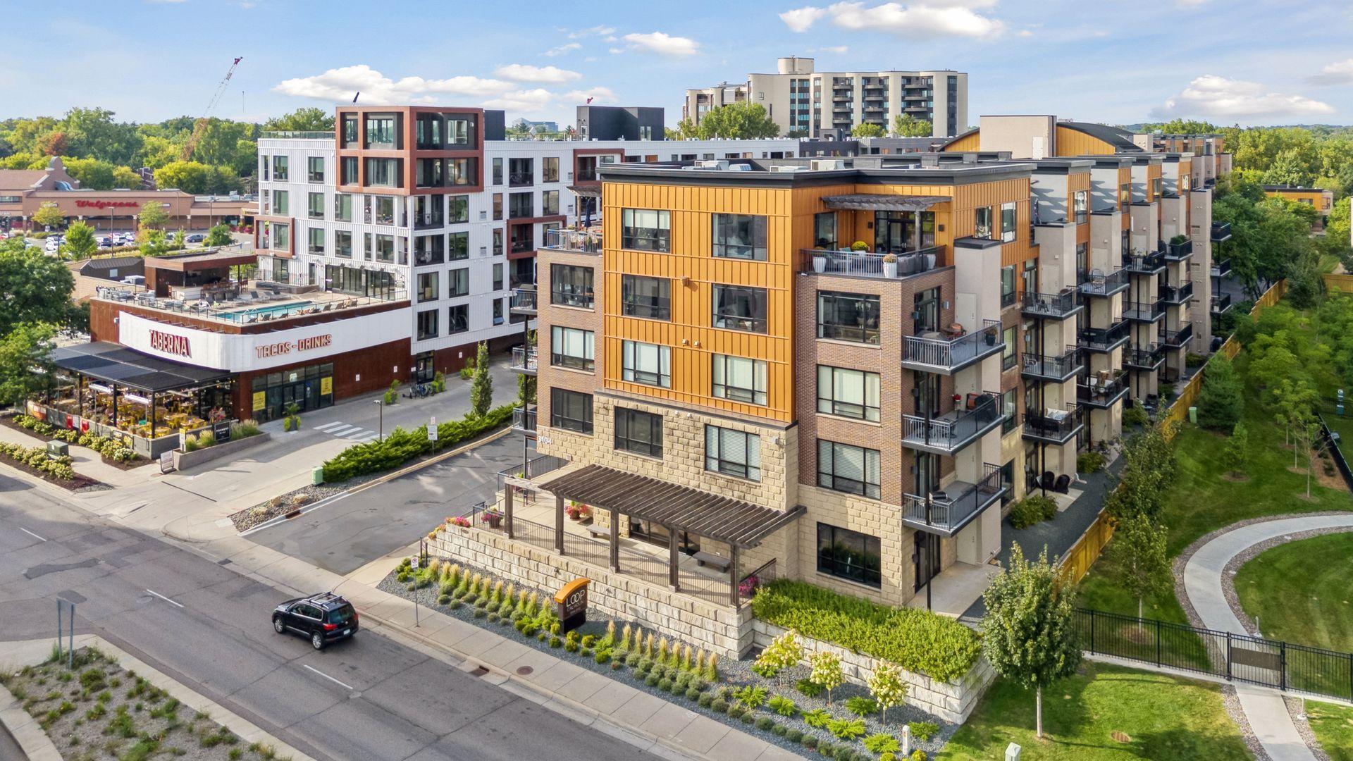 3104 W Lake Street Unit: 401