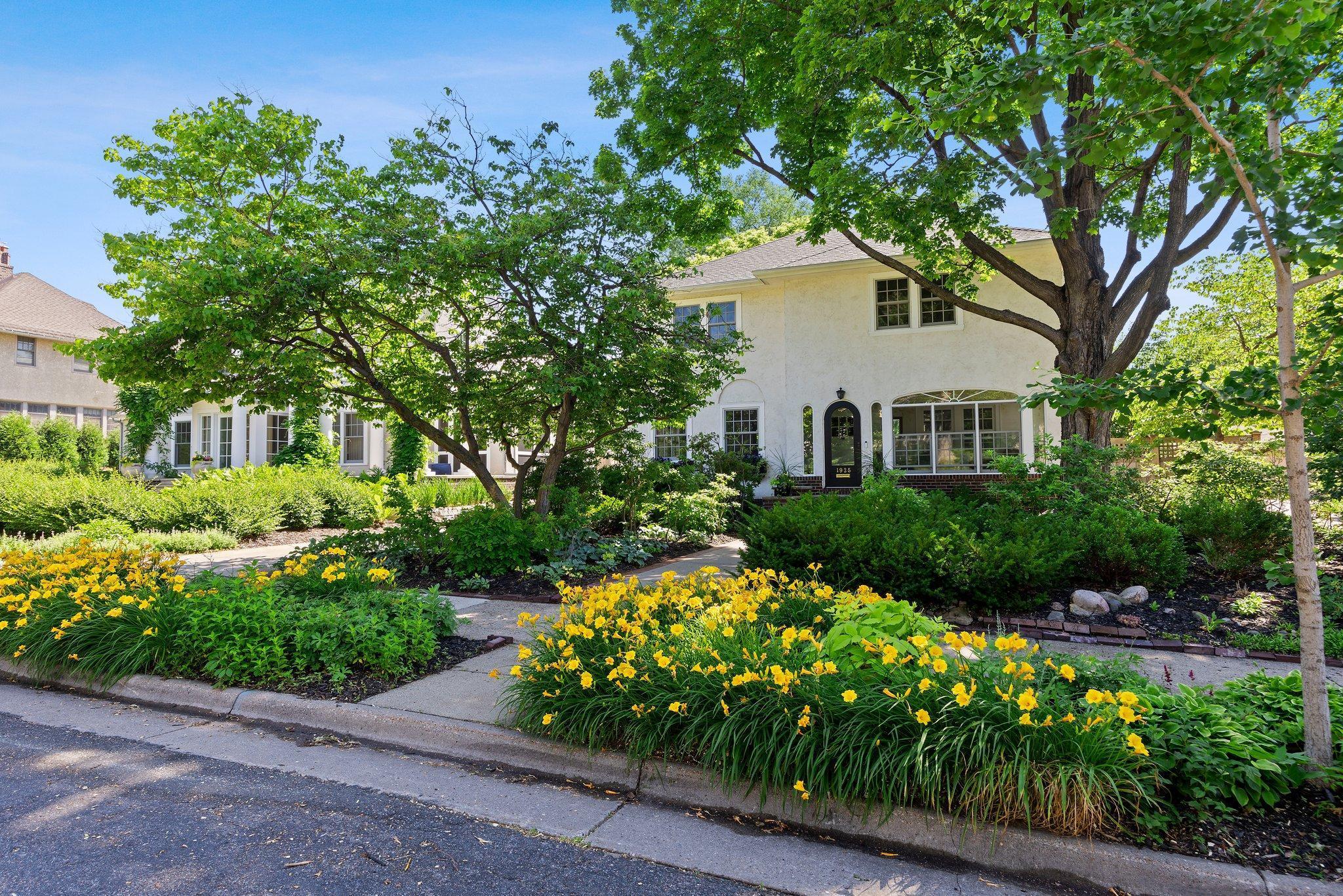 1925 Girard Avenue S