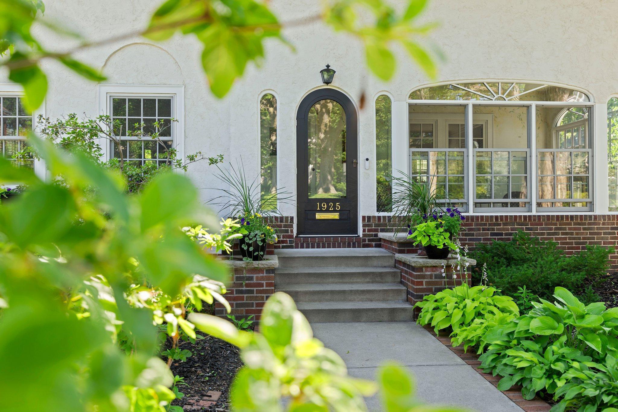 1925 Girard Avenue S