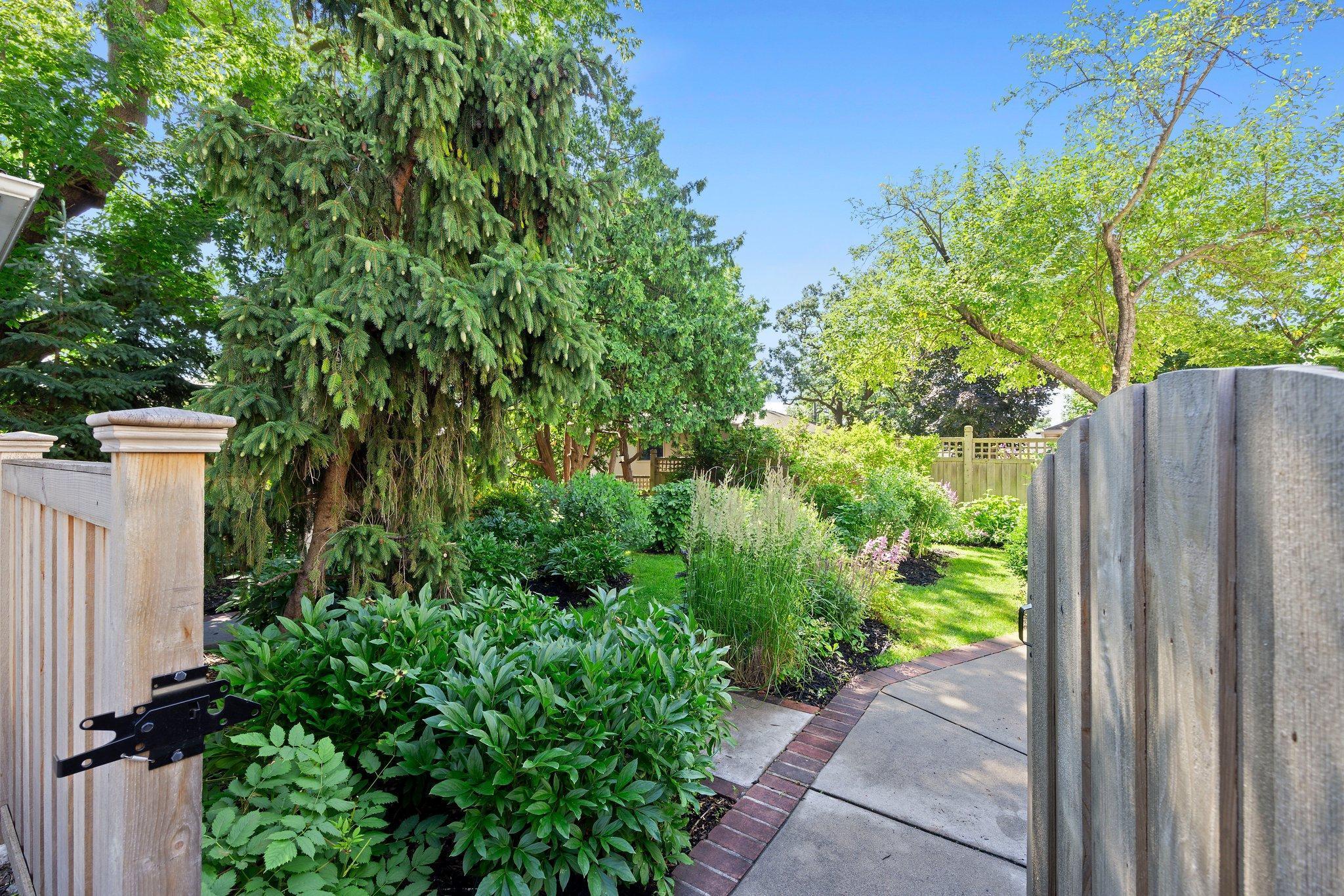 1925 Girard Avenue S