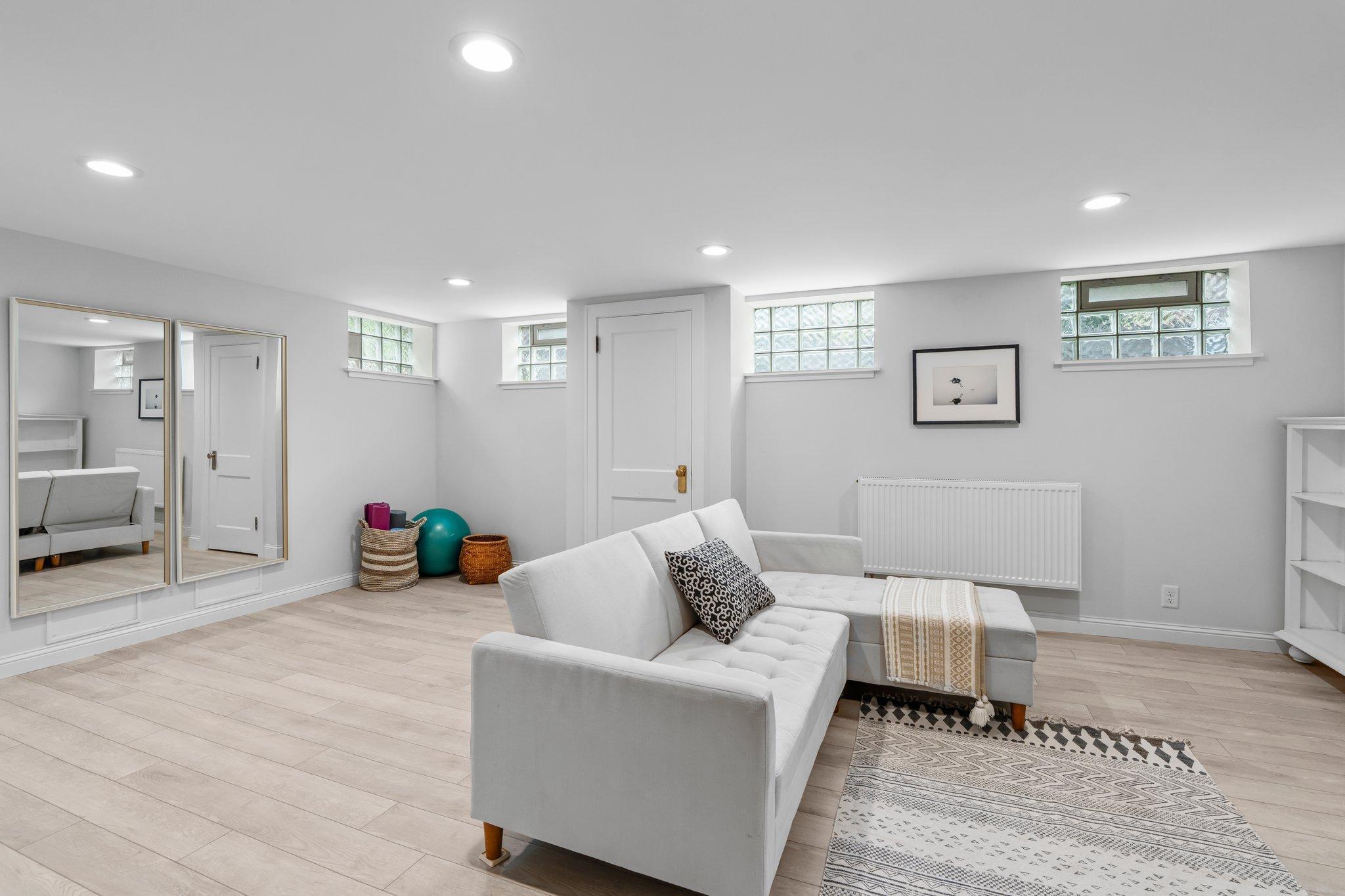 1925 Girard Avenue S