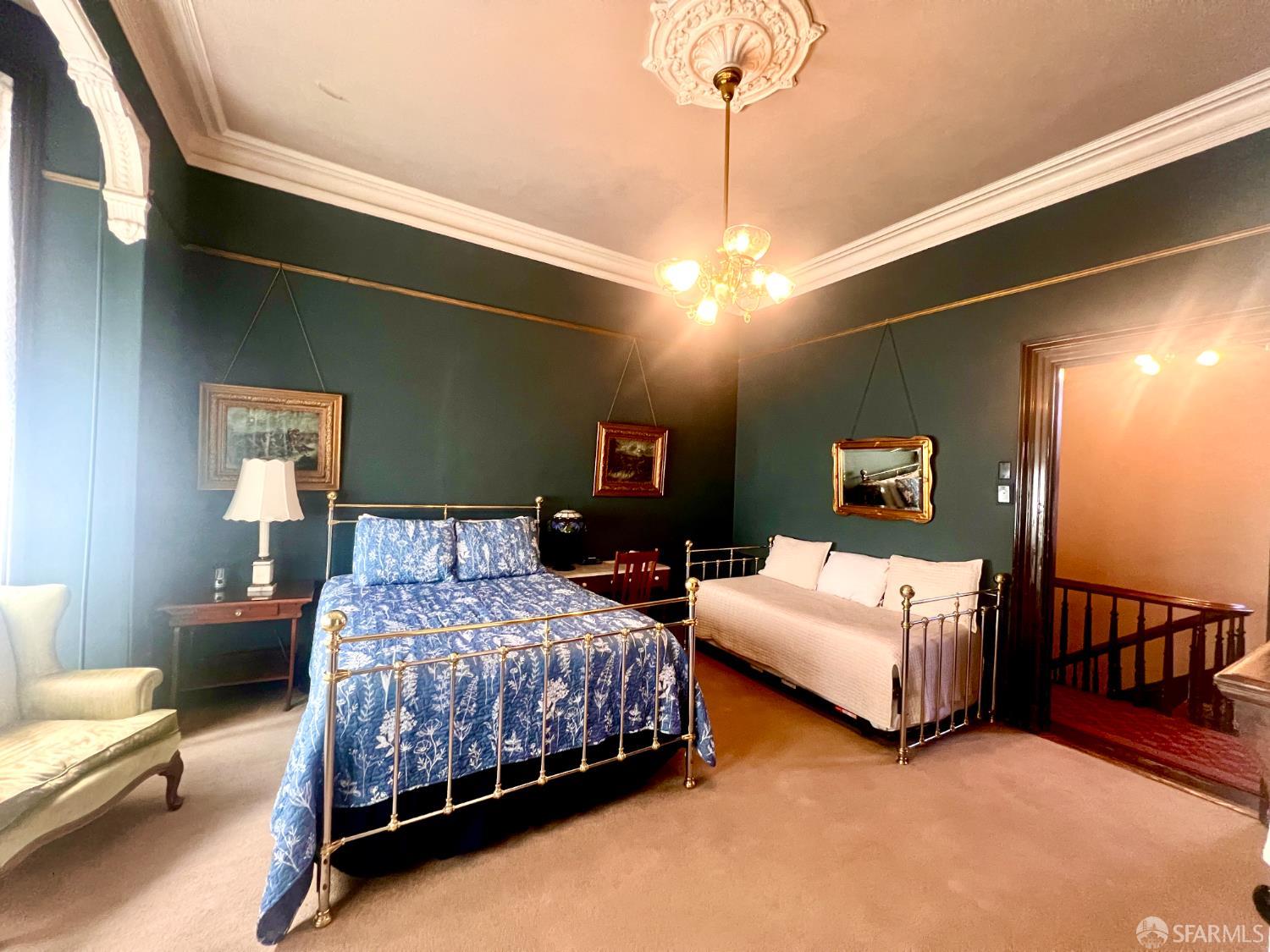 943 S South Van Ness Avenue