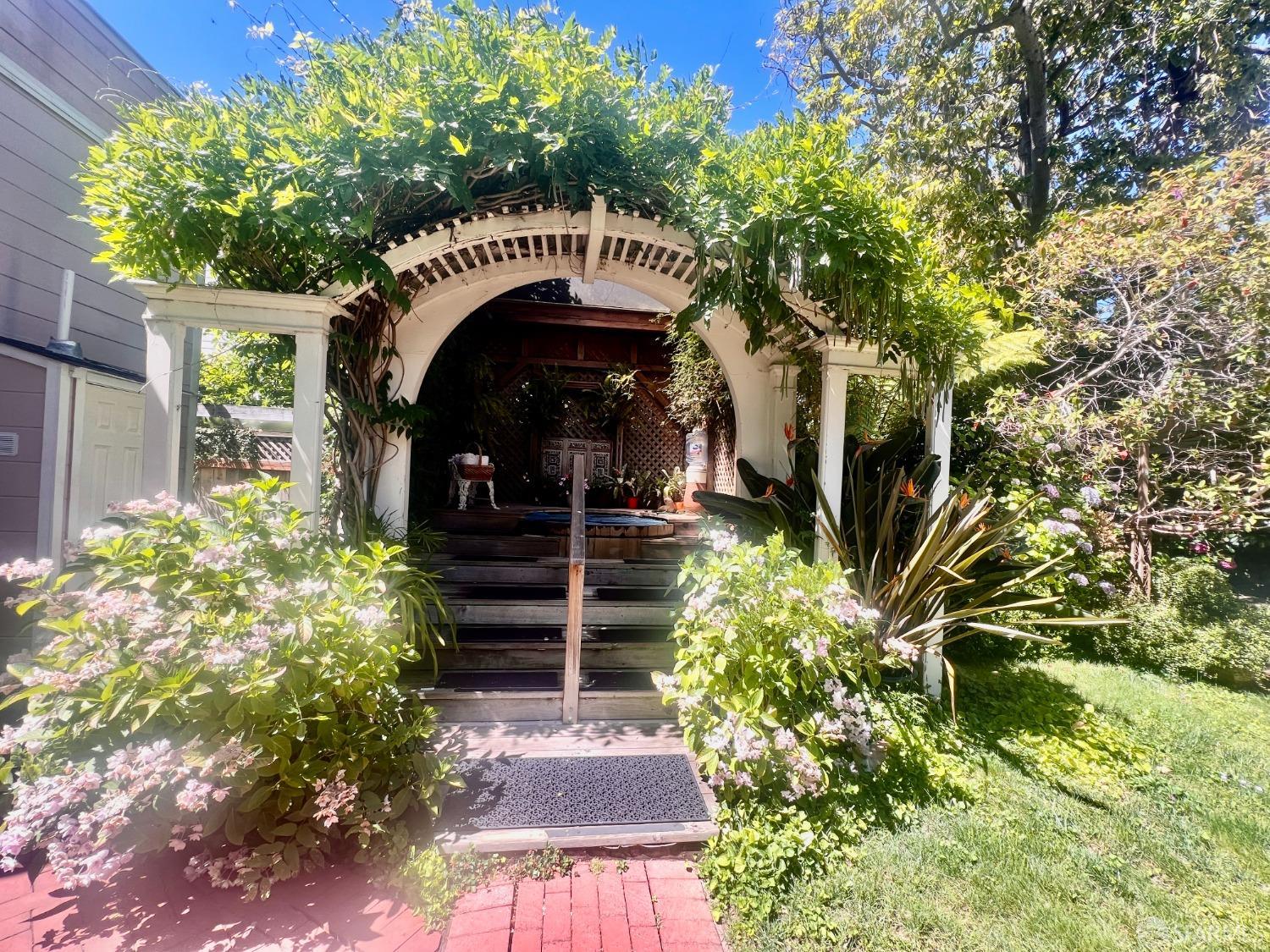 943 S South Van Ness Avenue