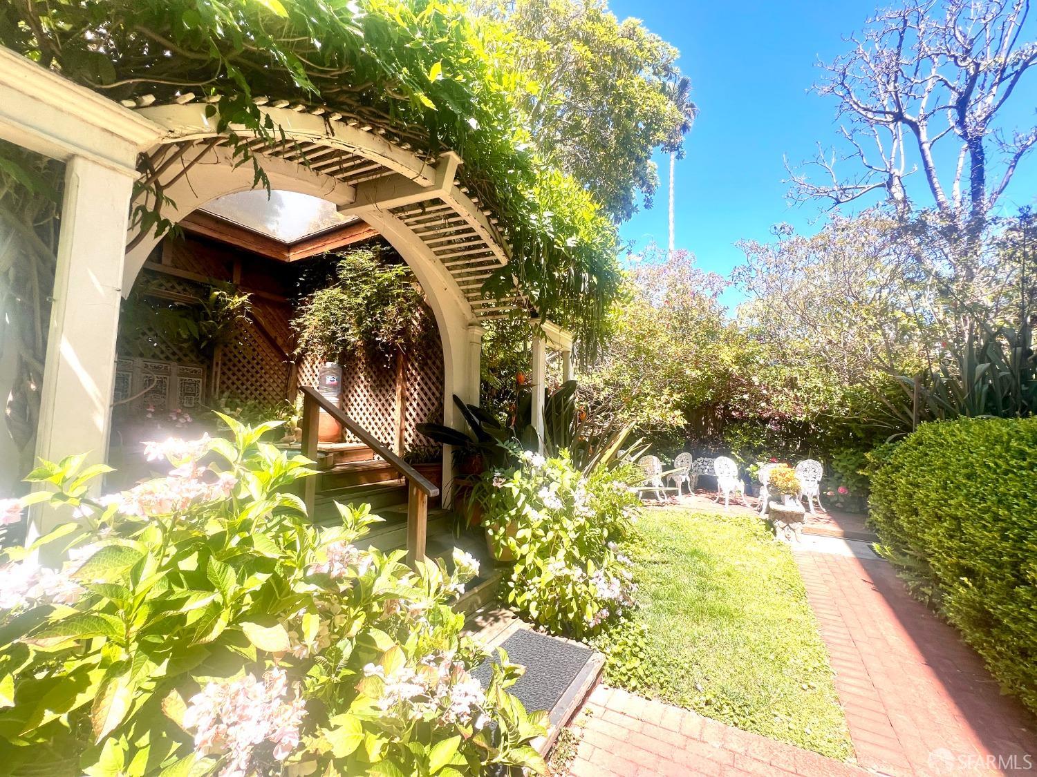 943 S South Van Ness Avenue