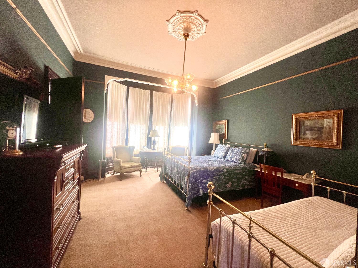 943 S South Van Ness Avenue