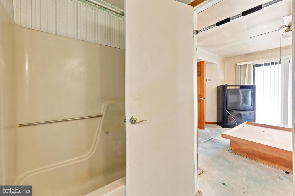 4901 GINA COURT