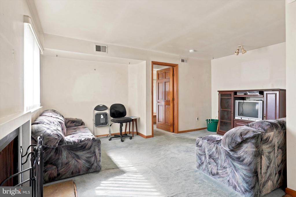 4901 GINA COURT