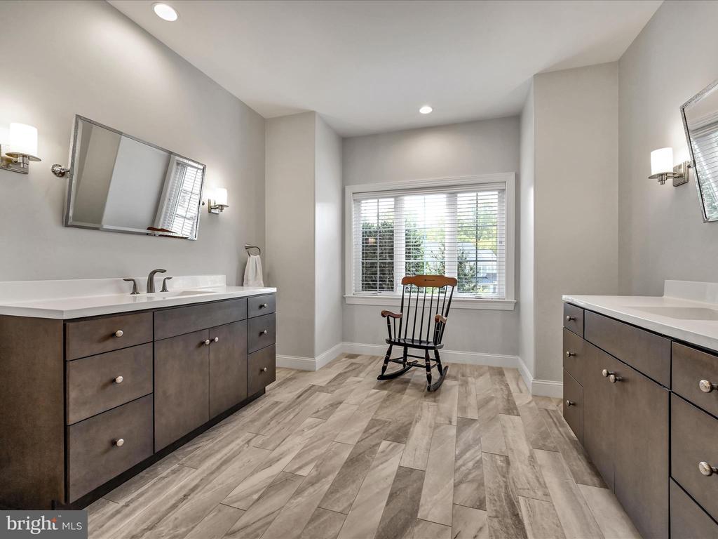 211 ARROWWOOD LANE