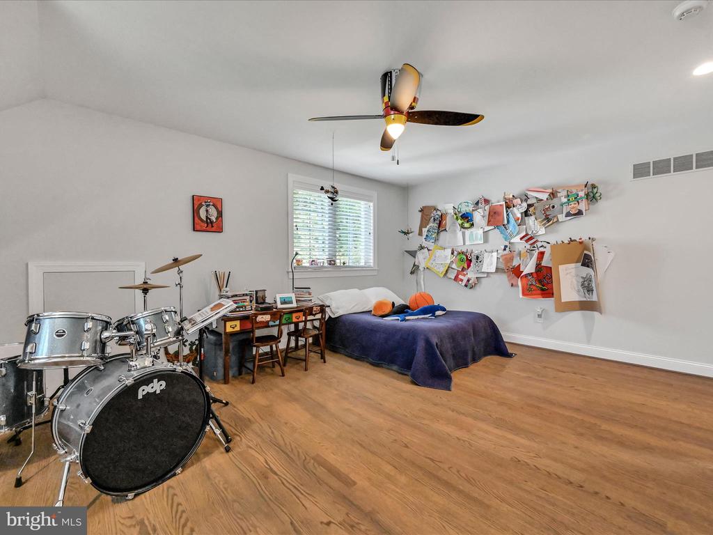 211 ARROWWOOD LANE