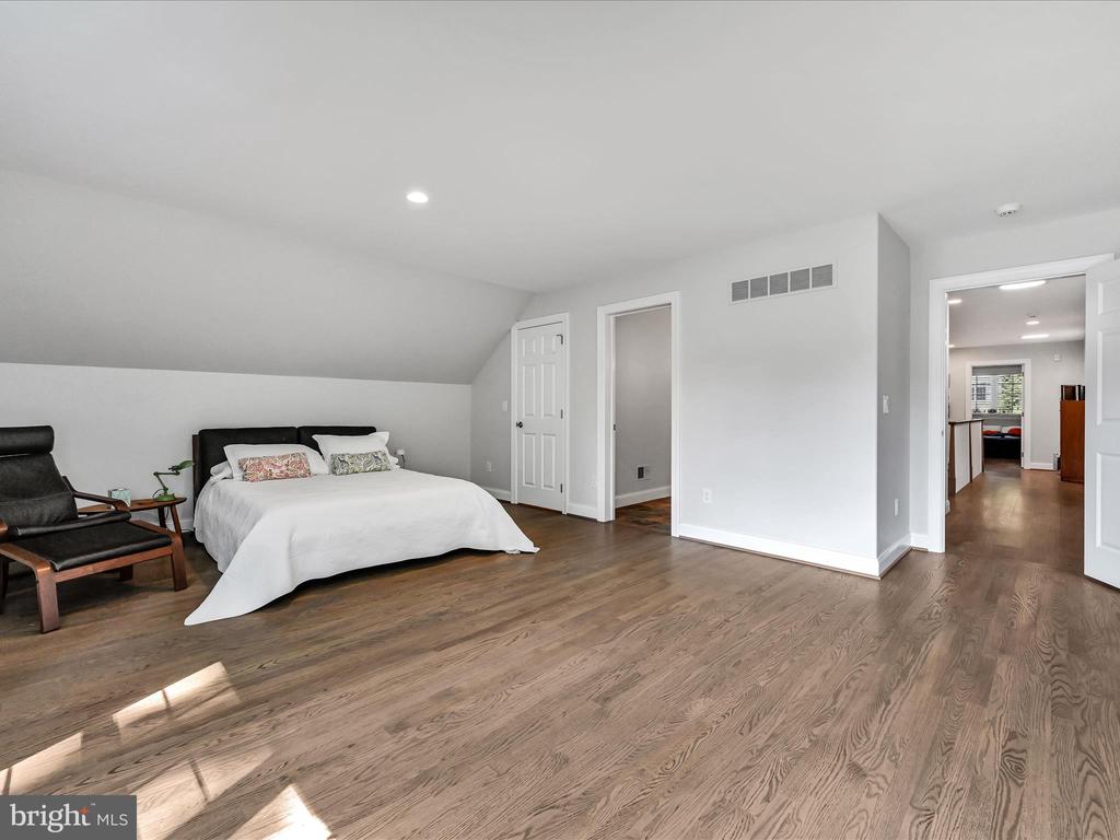 211 ARROWWOOD LANE