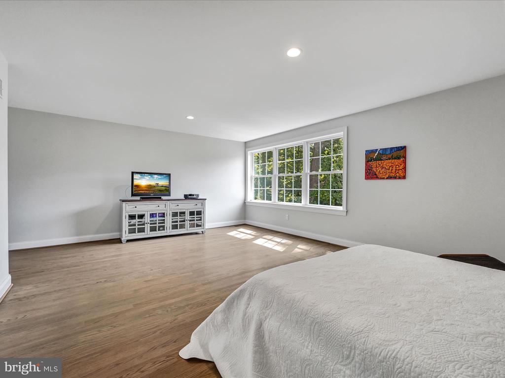 211 ARROWWOOD LANE