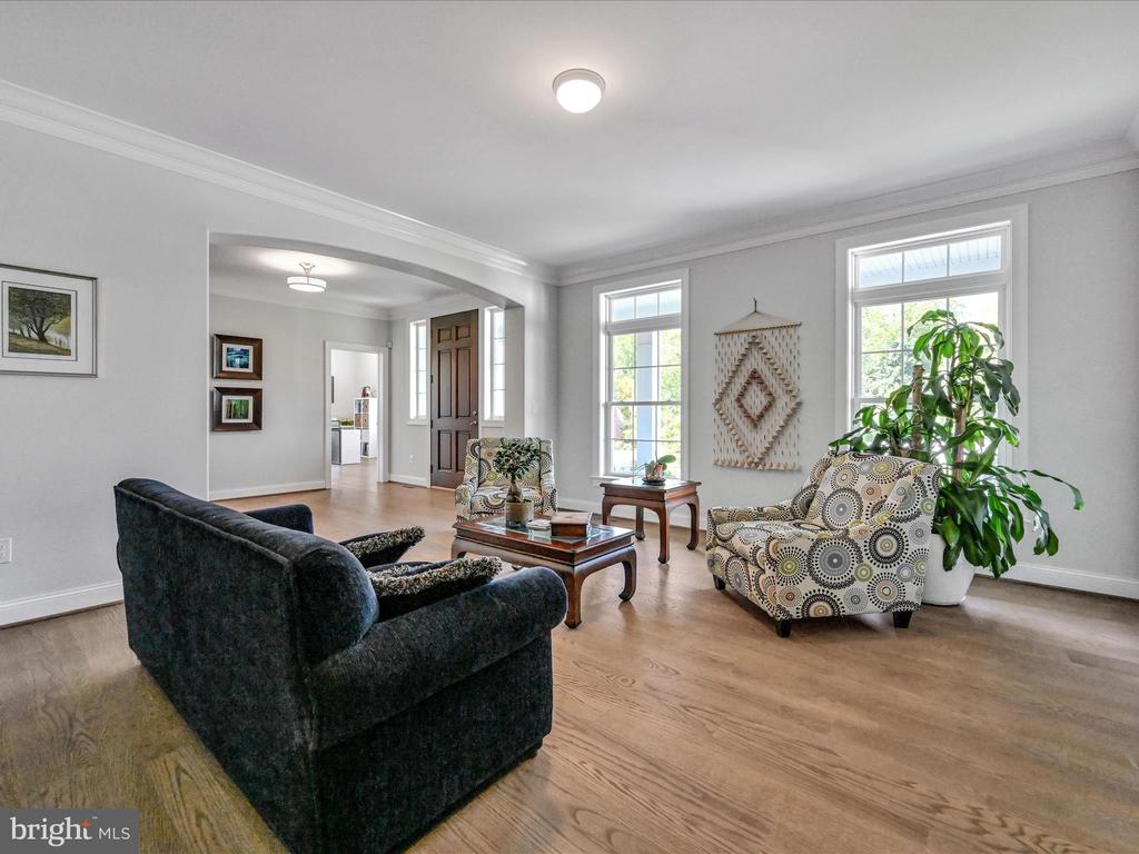 211 ARROWWOOD LANE