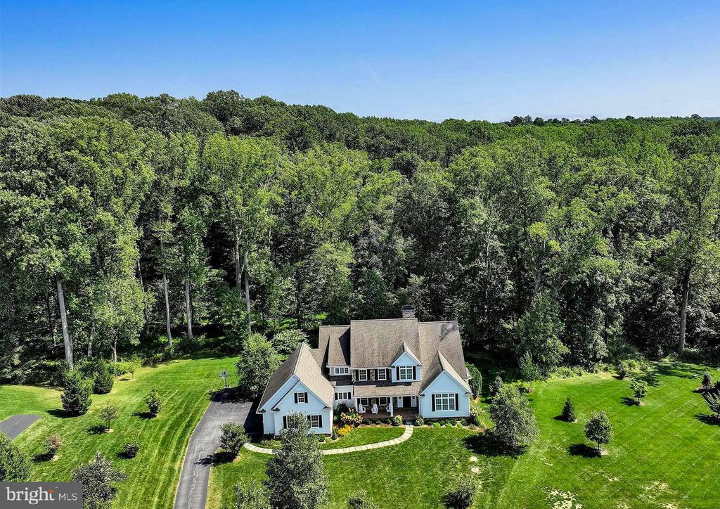 211 ARROWWOOD LANE